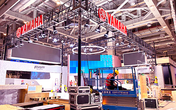 在深圳展覽會設計裝修上,如何營造暖光的私密感?